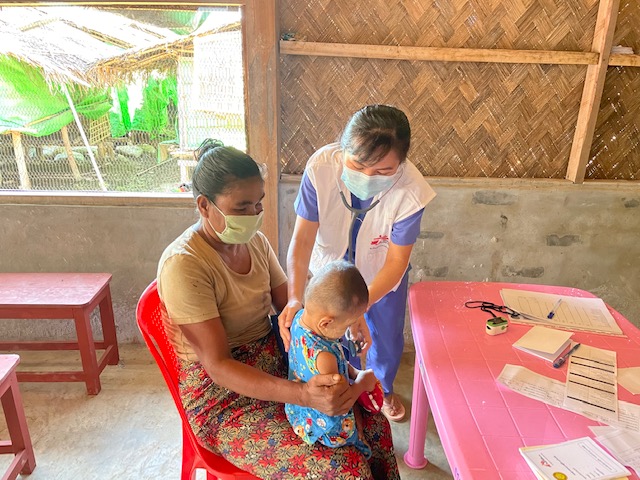 Su Myat Kyaw with mum and child
